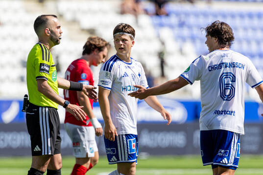 Domare Rambod Beigi i samtal med IFK Norrköpings Axel