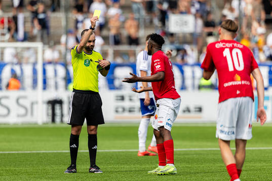 Norrbys Azeez Temitope Yusuf får gult kort
