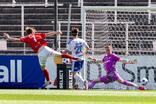 Norrbys Julius Johansson och IFK Norrköpings målvakt Theo