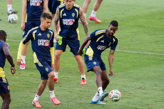 Yasin Ayari and Alexander Isak of the Swedish national