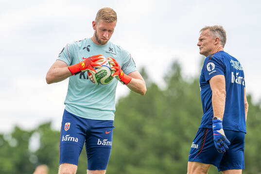 Goalkeeper Egil Selvik and goalkeeper coach Frode Grodås