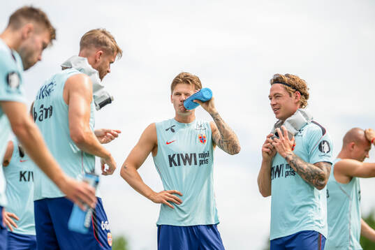 David Møller Wolfe, Patrick Berg and players of the