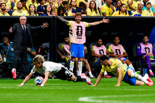 Head coach Carlo Ancelotti and Leo Pereira of Brazil reacts