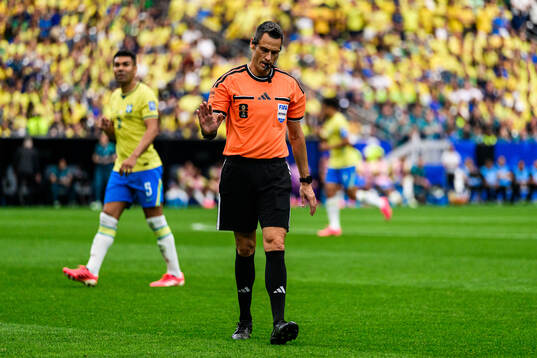 Referee Maurizio Mariani