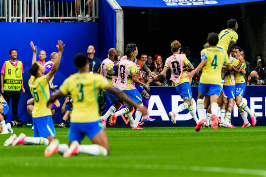 Players of Brazil celebrates