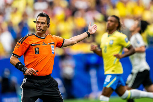 Referee Maurizio Mariani