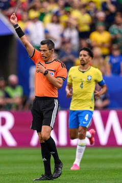 Referee Maurizio Mariani