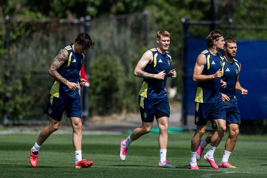 Victor Nilsson Lindelöf, Eric Smith, Mattias Svanberg and