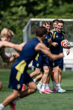 Alexander Bernhardsson and Viktor Gyökeres of the Swedish