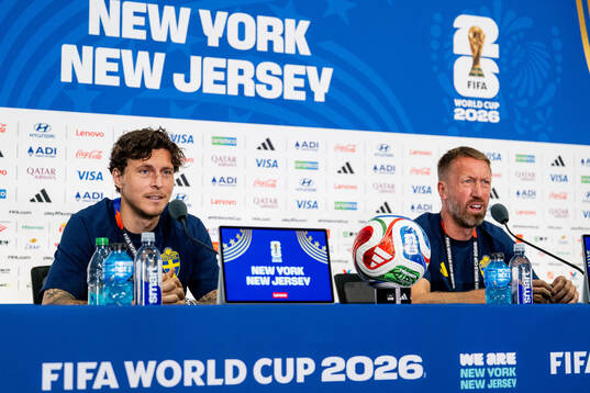 Victor Nilsson Lindelöf and Graham Potter of the Swedish
