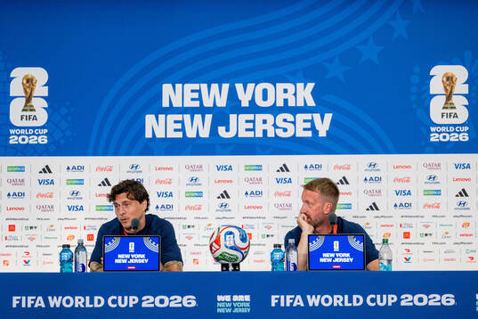 Victor Nilsson Lindelöf and Graham Potter of the Swedish