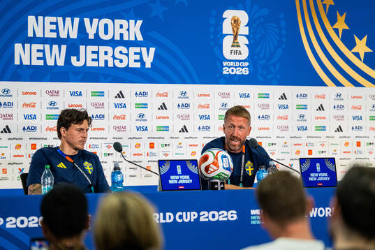 Victor Nilsson Lindelöf and Graham Potter of the Swedish