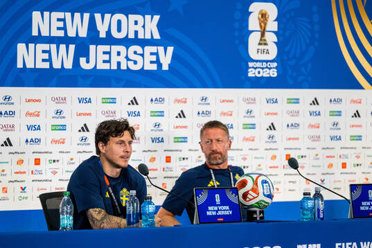Victor Nilsson Lindelöf and Graham Potter of the Swedish