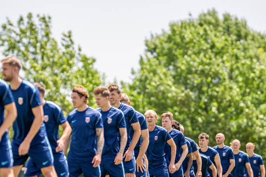Morten Thorsby, Jens Petter Hauge and players of the