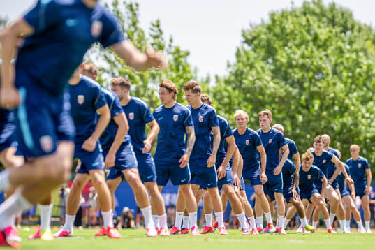 Morten Thorsby and players of the Norwegian national