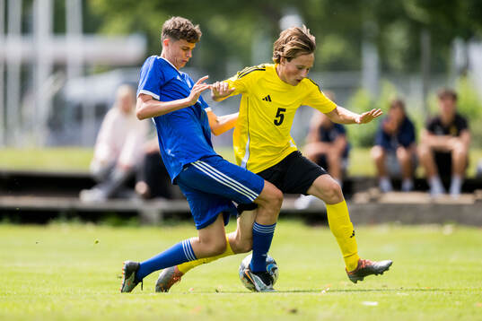 Lag2s Noel Engelin, BK Häcken och Lag1s Ossian Rinaldo,