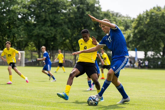 Lag1s Mikel Alex, IFK Göteborg och Lag2s Jack Budde,