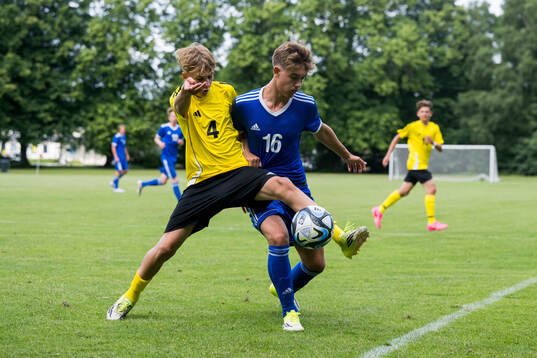 Lag1s Henning Kaungs, FC Gute och Lag2s Teo Taylor,