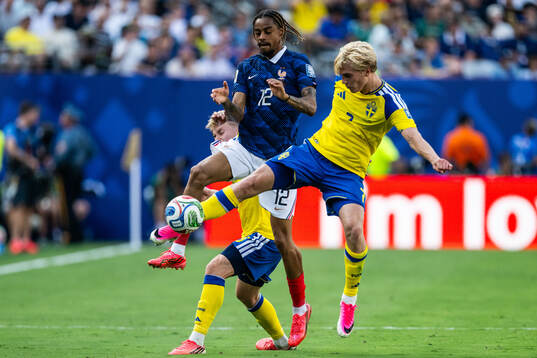 Bradley Barcola of France and Lucas Bergvall of Sweden