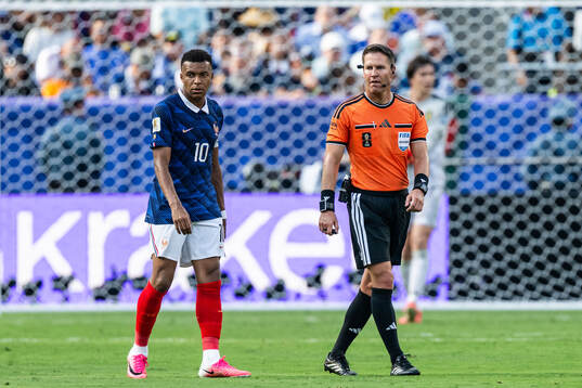 Referee Danny Makkelie