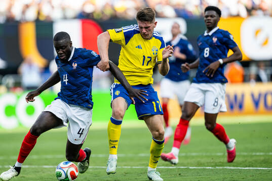 Dayot Upamecano of France and Viktor Gyökeres of Sweden