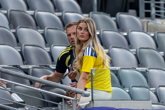 Assistant coach Sebastian Larsson of Sweden with his