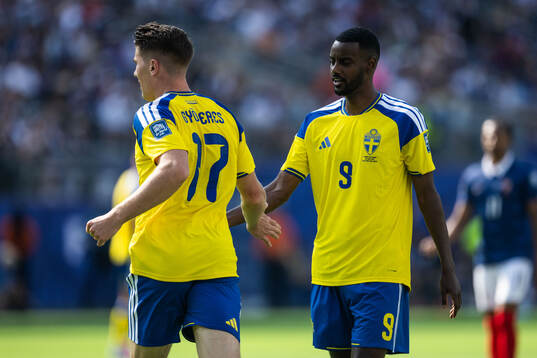Viktor Gyökeres and Alexander Isak of Sweden