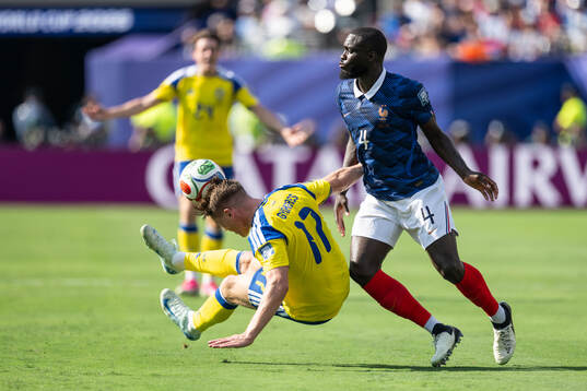 Viktor Gyökeres of Sweden and Dayot Upamecano of France