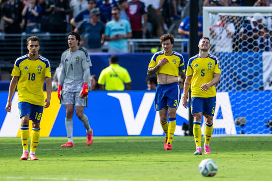 Yasin Ayari, goalkeeper Jacob Widell Zetterström, Victor
