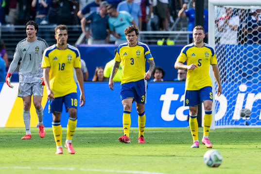Yasin Ayari, goalkeeper Jacob Widell Zetterström, Victor