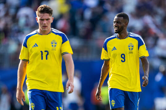 Viktor Gyökeres and Alexander Isak of Sweden look dejected