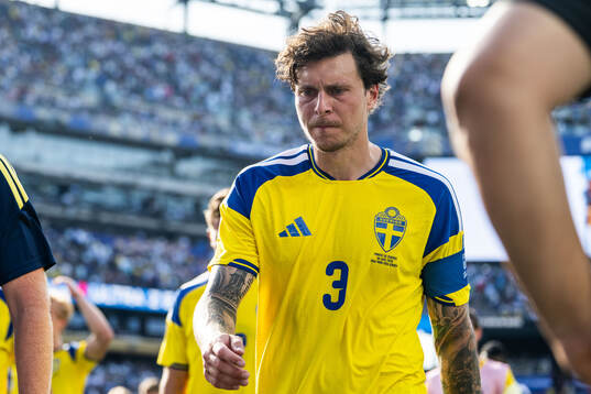 Victor Nilsson Lindelöf of Sweden looks dejected