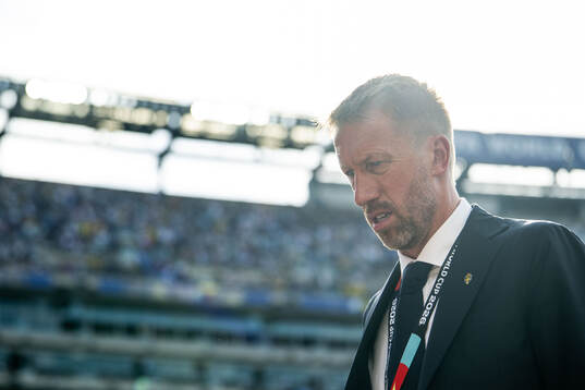 Head coach Graham Potter of Sweden looks dejected