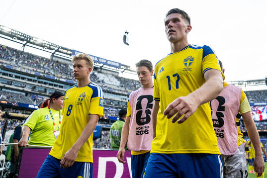 Daniel Svensson and Viktor Gyökeres of Sweden looks
