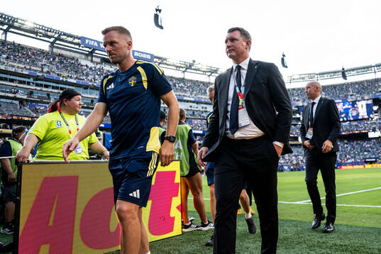 Assistant coach Sebastian Larsson and Kim Källström, head