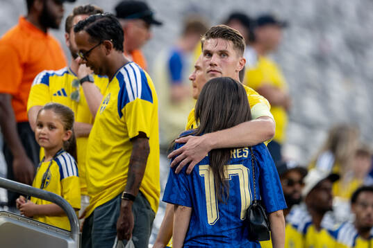 Viktor Gyökeres of Sweden with his girlfriend Ines Aguiar