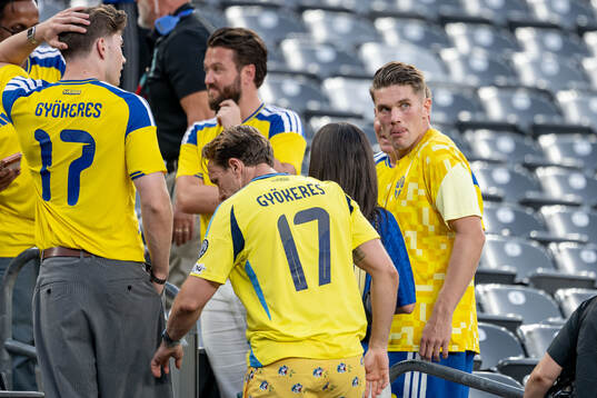 Viktor Gyökeres of Sweden with his family the FIFA World