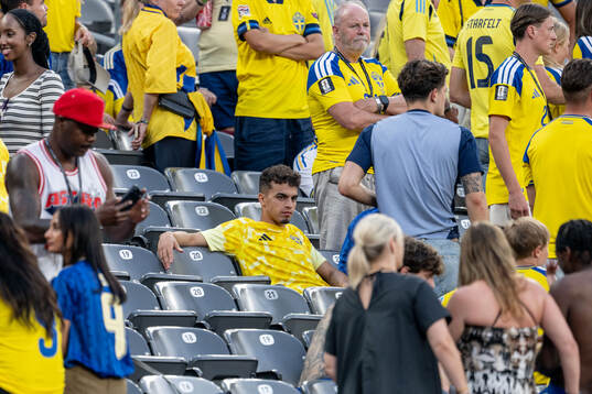 Yasin Ayari of Sweden with his family