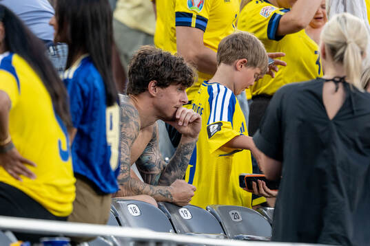 Victor Nilsson Lindelöf of Sweden with his family