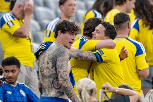 Victor Nilsson Lindelöf of Sweden with his family