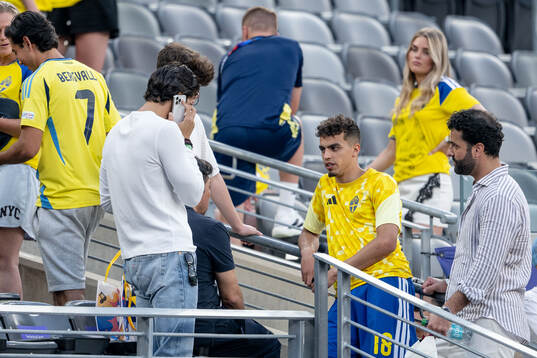 Yasin Ayari of Sweden with his family