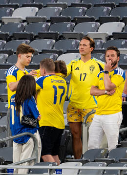 Viktor Gyökeres of Sweden with his father, girlfriend Ines