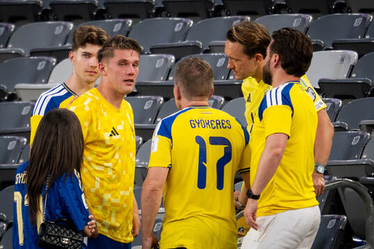 Viktor Gyökeres of Sweden with his father, girlfriend Ines