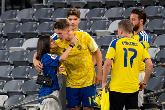 Viktor Gyökeres of Sweden with his girlfriend Ines Aguiar,