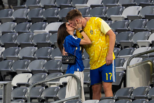 Viktor Gyökeres of Sweden with his girlfriend Ines Aguiar
