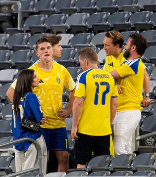 Viktor Gyökeres of Sweden with his father, girlfriend Ines