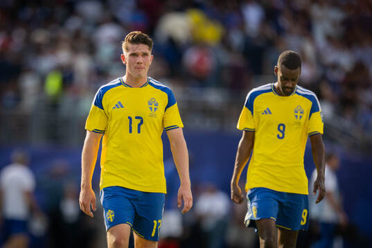 Viktor Gyökeres and Alexander Isak of Sweden looks dejected
