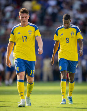 Viktor Gyökeres and Alexander Isak of Sweden looks dejected