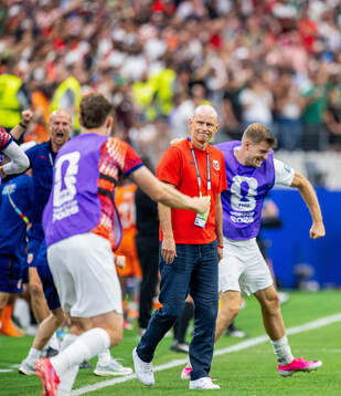 Head coach Ståle Solbakken of Norway celebrates at the