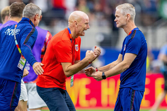 Head coach Ståle Solbakken of Norway celebrates with team
